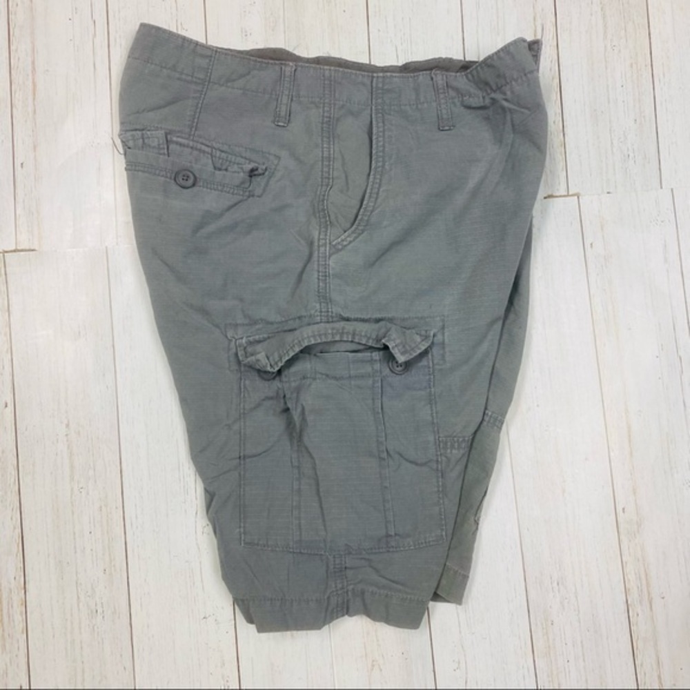 Old Navy Men’s Gray Cotton Cargo Shorts, 9” - Picture 6 of 8